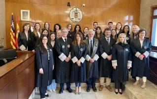 Losm letrados de la Administración de justicia con sus padrinos y la Sala de Gobierno del alto tribunal balear